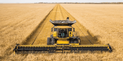 Agro: tendências para o campoTrator com implemento colhendo no campo.
