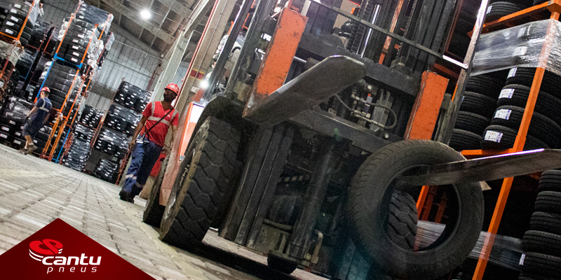 Empilhadeira vista frontalmente. Como ajudar em seu negócio?